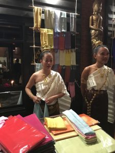Pilar Latorre en el Mercado de las sedas en Tailandia